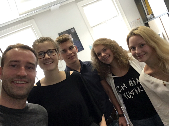 Selfie mit Stefan Schnöll und den Youth Reporterinnen
