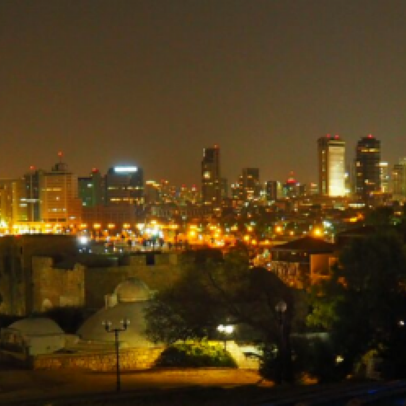 Blick in der Nacht über den Strand von Tel Aviv Richtung Hochhäuser
