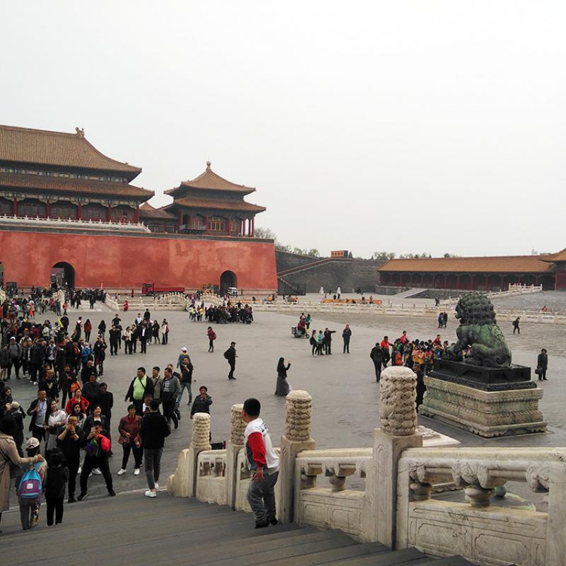 Blick über den Hof eines chinesischen Tempels mit vielen Menschen