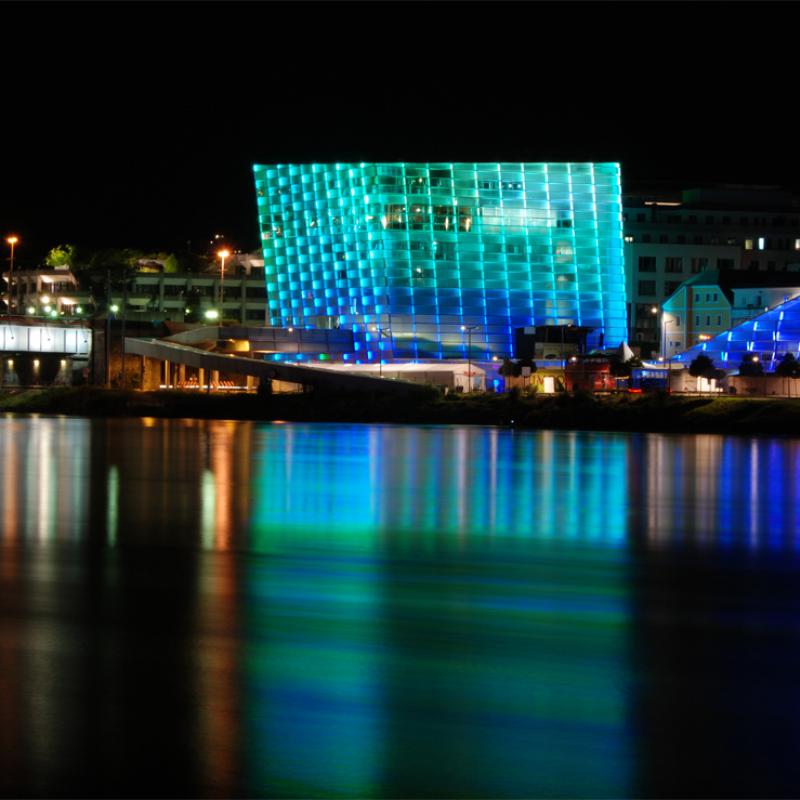 Ars Electronica Center bei Nacht blau beleuchtet 