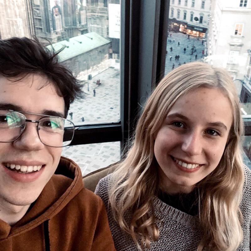 Hanna und Stepan Selfie vor einer Glasscheibe
