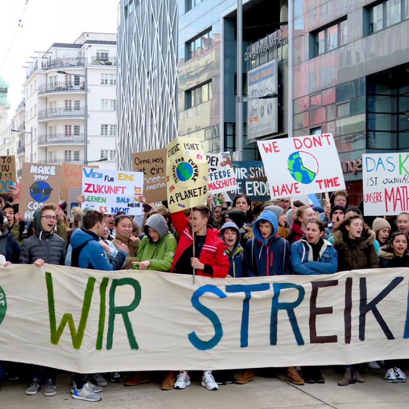 Jugendliche bei der Klimademo in Wien mit Transparenten 