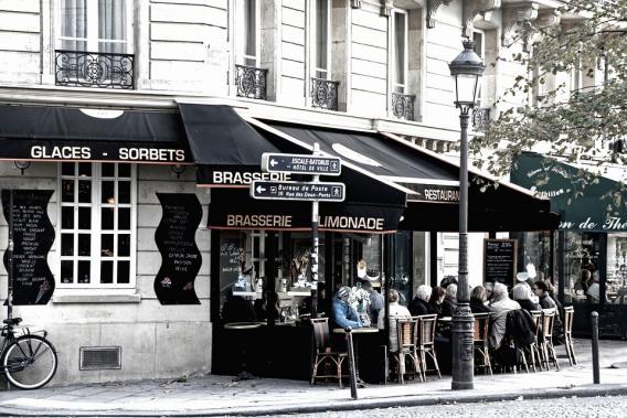 Szene eines Straßencafés in Paris