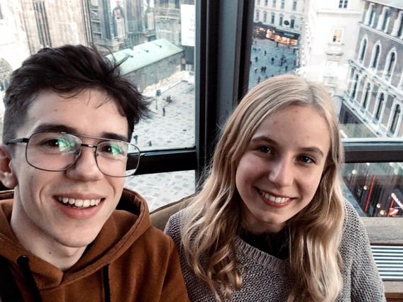 Hanna und Stepan Selfie vor einer Glasscheibe