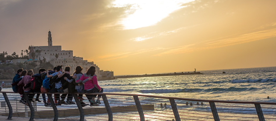 Jugendliche mit Blick aufs Meer und Yafo in Tel Aviv