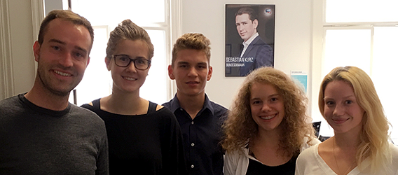 Stefan Schnöll und das Youth Reporterinnen-Team