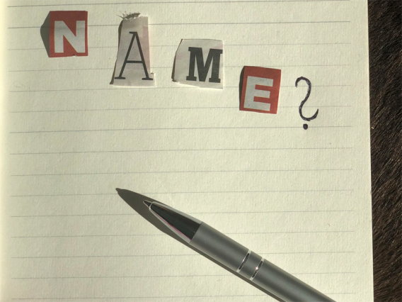 Zettel auf dem mit ausgerissenen Buchstaben "Name" steht