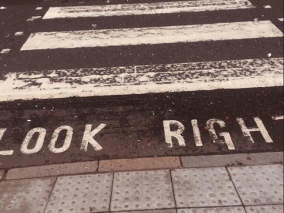 Zebrastreifen mit Schriftzug "Look Right"