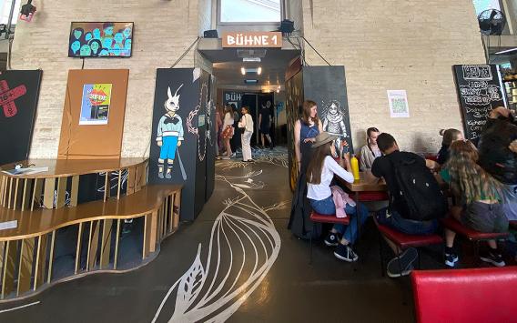 © Bernadette Danklmayer Jugendliche sitzen am Tisch in einer coolen Bar