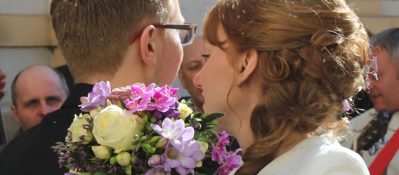 Mann und Frau mit Blumenstrauss