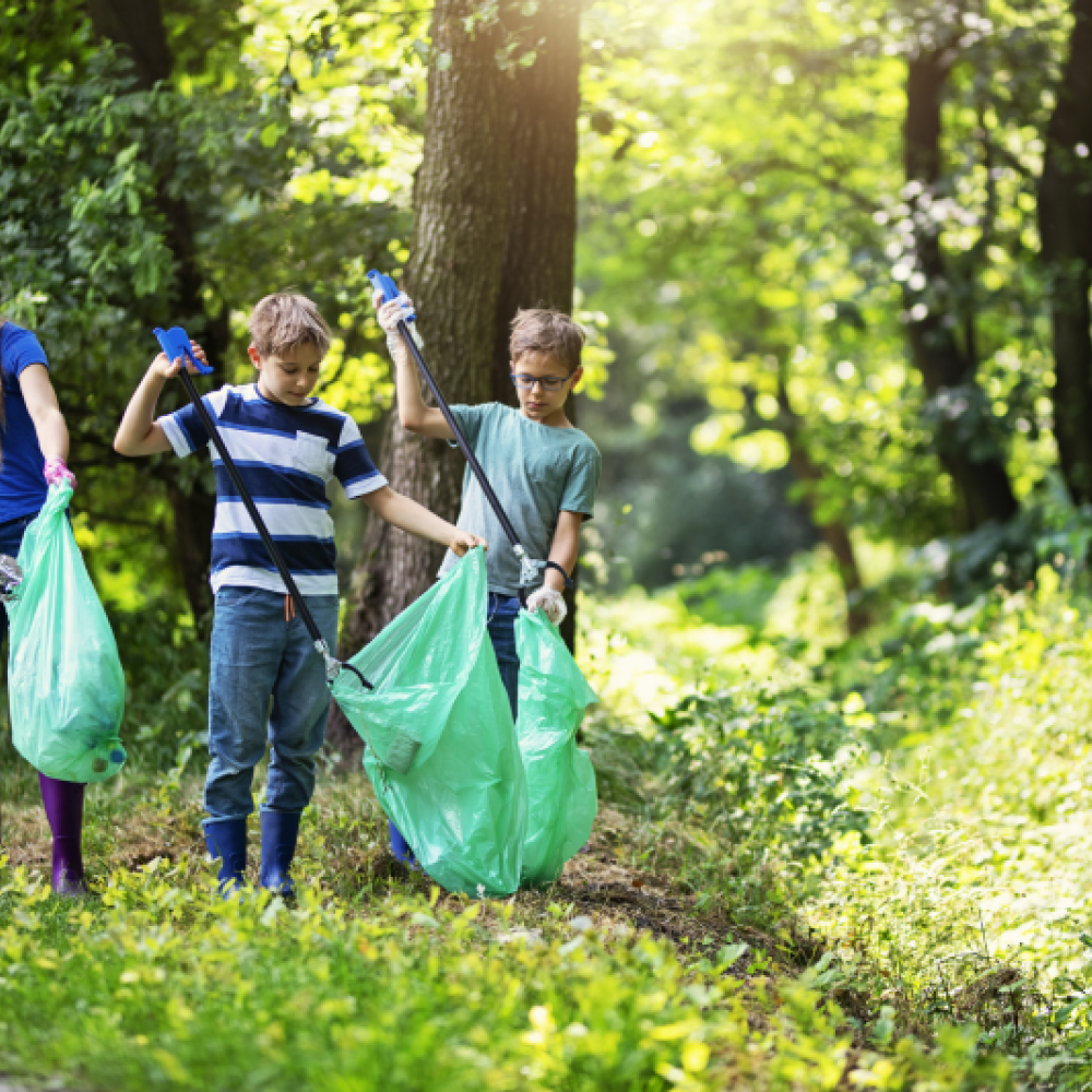 Freiwilliges Engagement: Kinder helfen beim Mist einsammeln im Wald