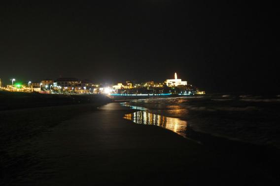 Blick über den Strand am Abend Richtung der Altstadt Jaffa