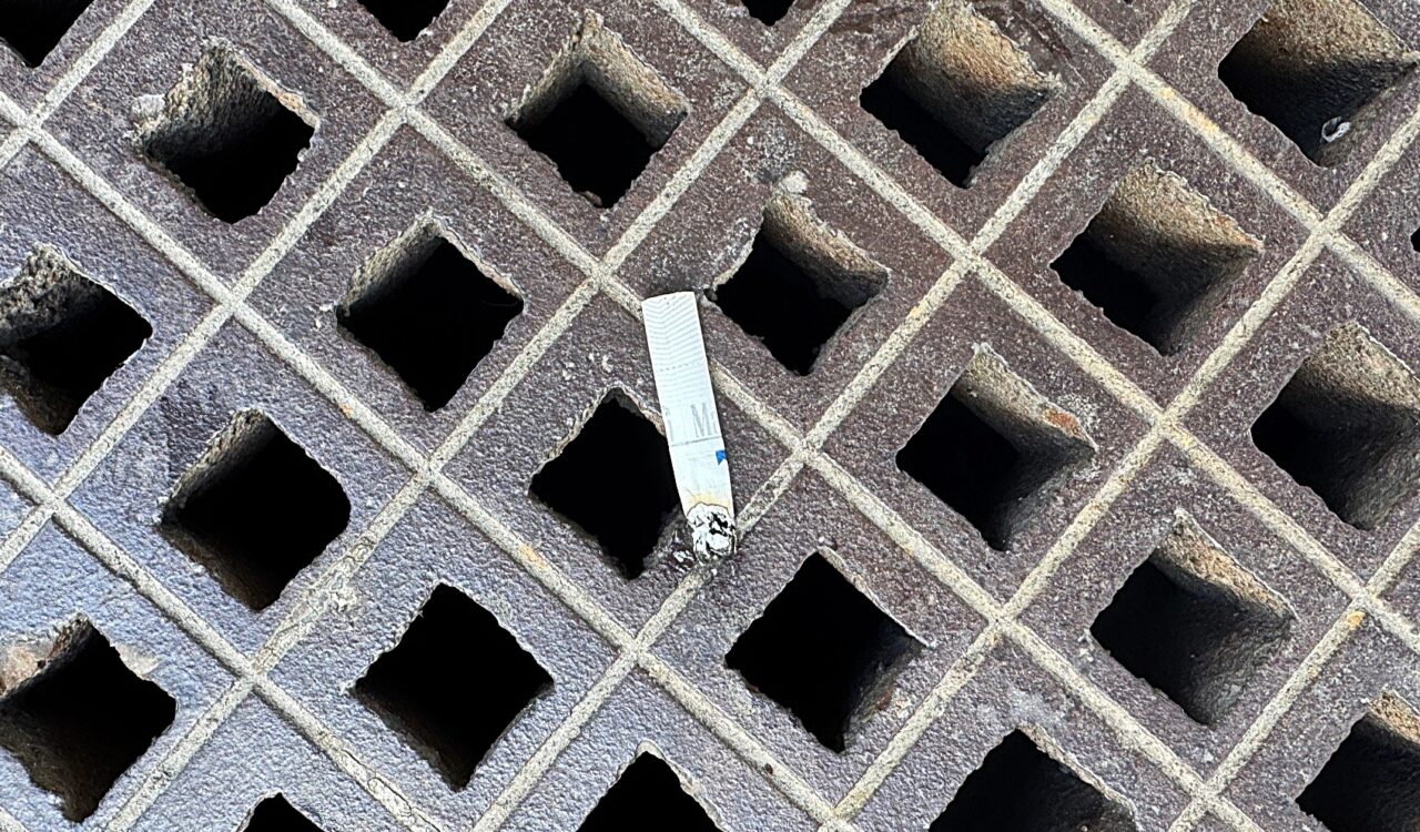 Ein Zigarettenstummel am Boden.