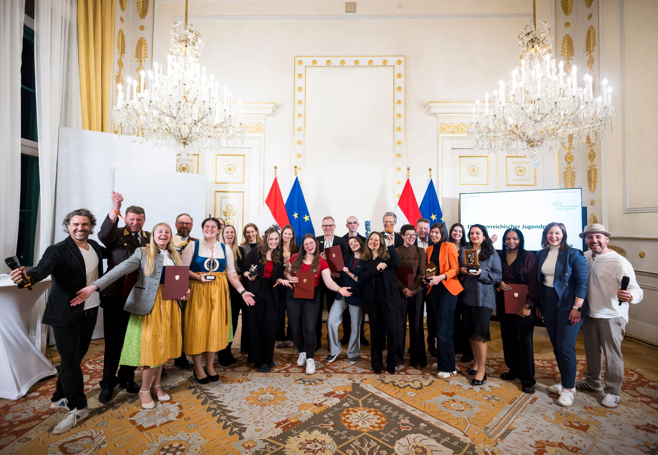 Alle Preisträgerinnen und Preisträger auf der Bühne.