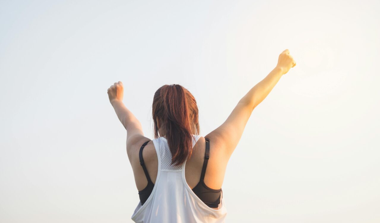 Frau, die voller Energie in Richtung Himmel schaut