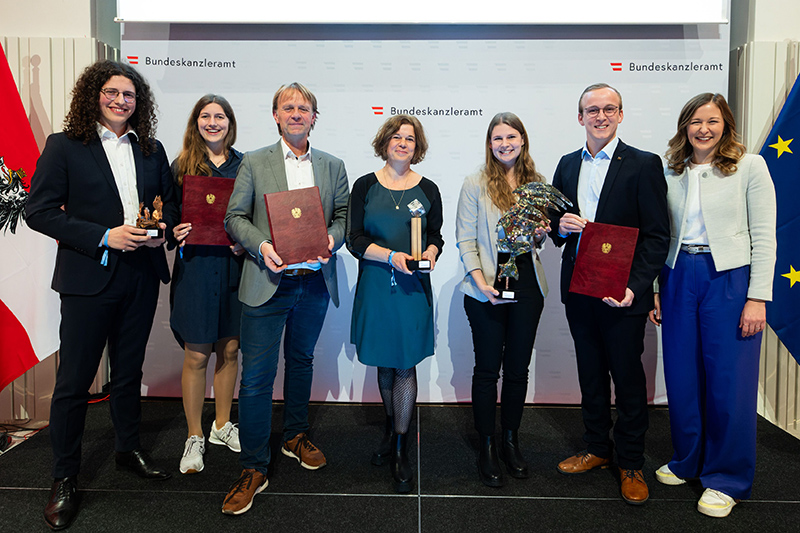 Preisträgerinnen und Preisträger auf der Bühne.