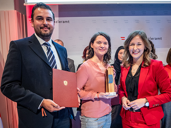 Preisträgerinnen und Preisträger auf der Bühne.