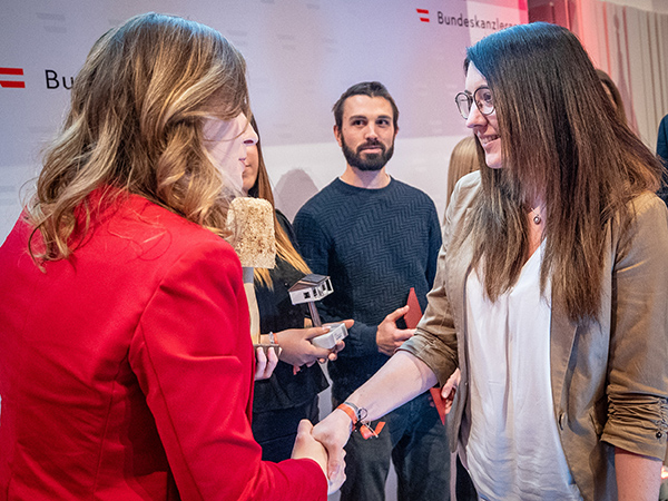 Preisträgerinnen und Preisträger auf der Bühne.