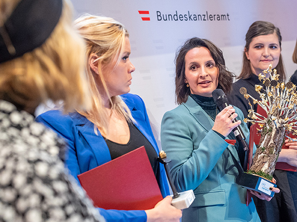 Preisträgerinnen und Preisträger auf der Bühne.