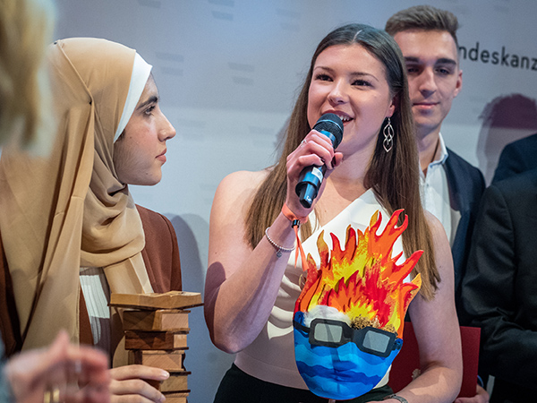 Preisträgerin der Kategorie Nationale Jugendarbeit spricht in ein Mikrofon