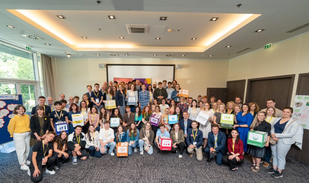 Jugendkonferenz 2025 - Viele Menschen bei einem Gruppenfoto - Teilnehmende der Jugendkonferenz