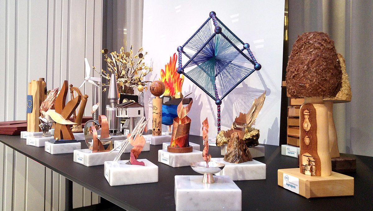 Foto der Pokale für die Gewinnerprojekte 2022