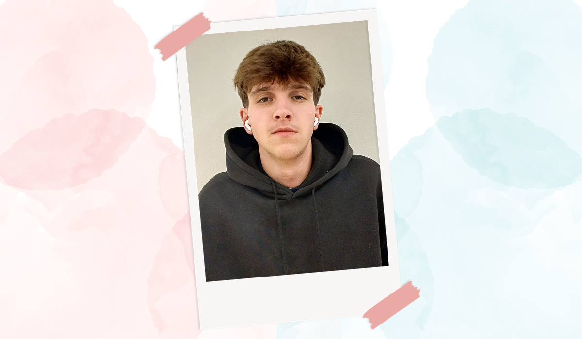 Foto von Maxl, einem jungen Mann mit kurzen braunen Haaren und einem schwarzen Kapuzenpullover.