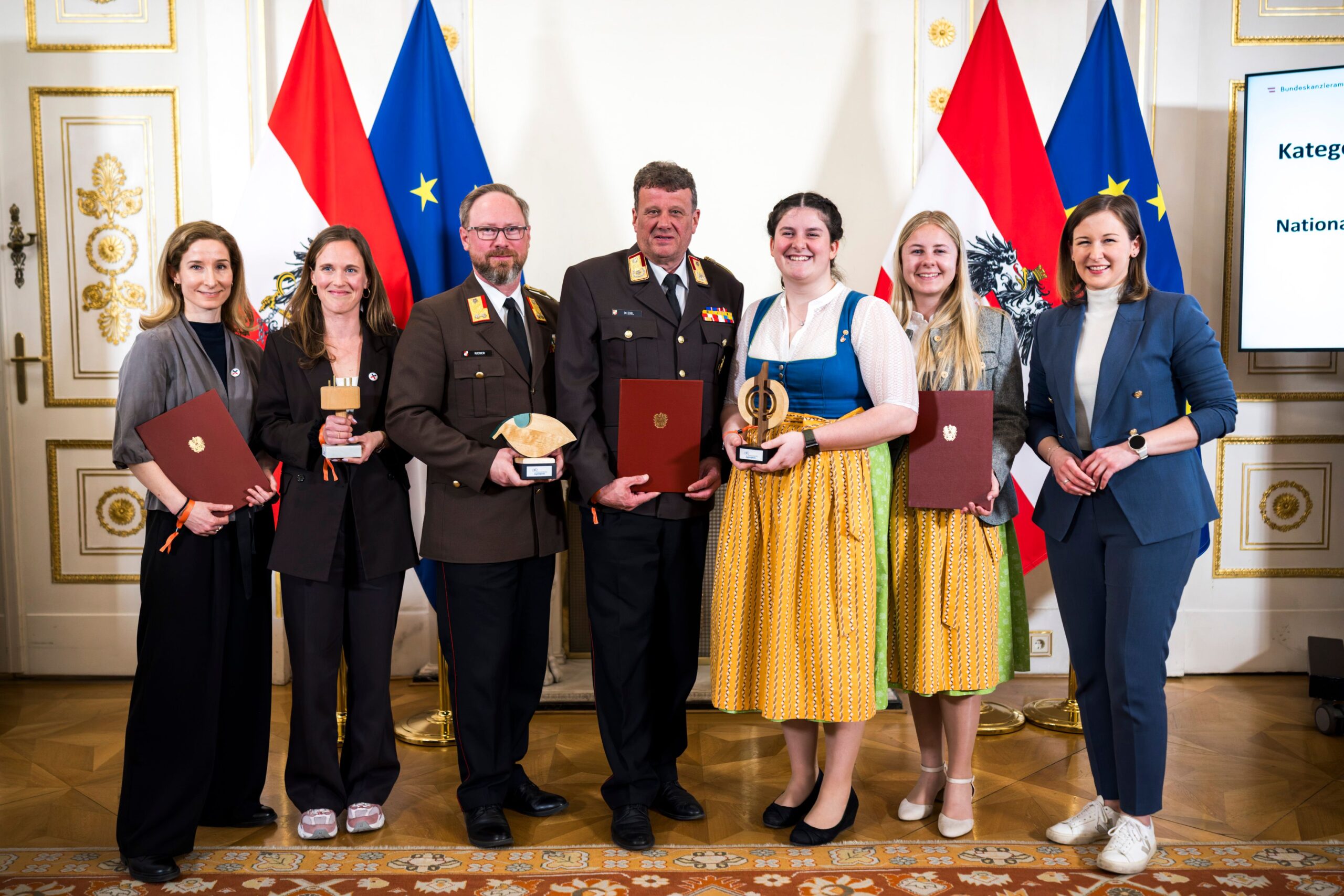 Preisträgerinnen und Preisträger der Kategorie "Nationale Jugendarbeit" auf der Bühne.