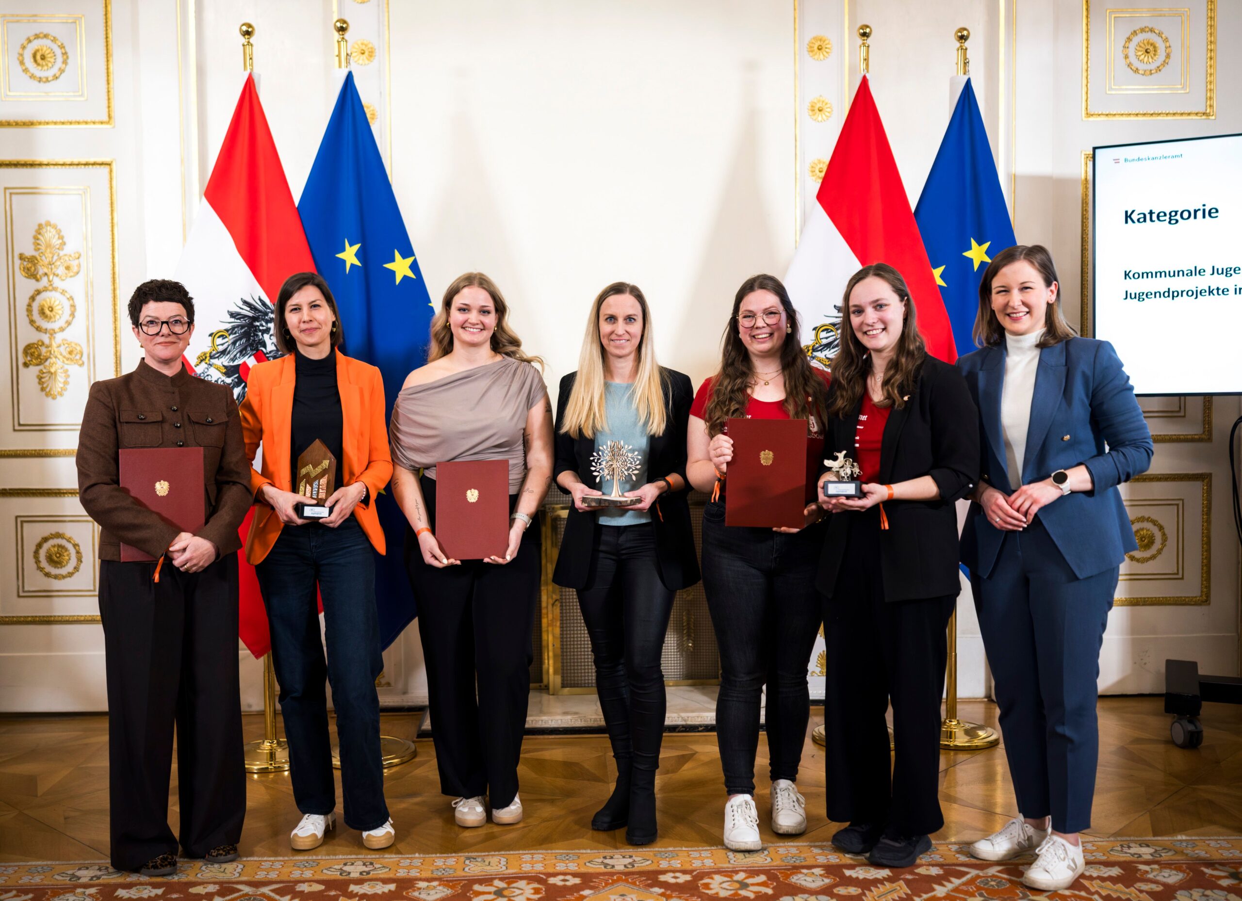 Preisträgerinnen und Preisträger der Kategorie "Kommunale Jugendarbeit - Jugendprojekte in den Gemeinden" auf der Bühne.