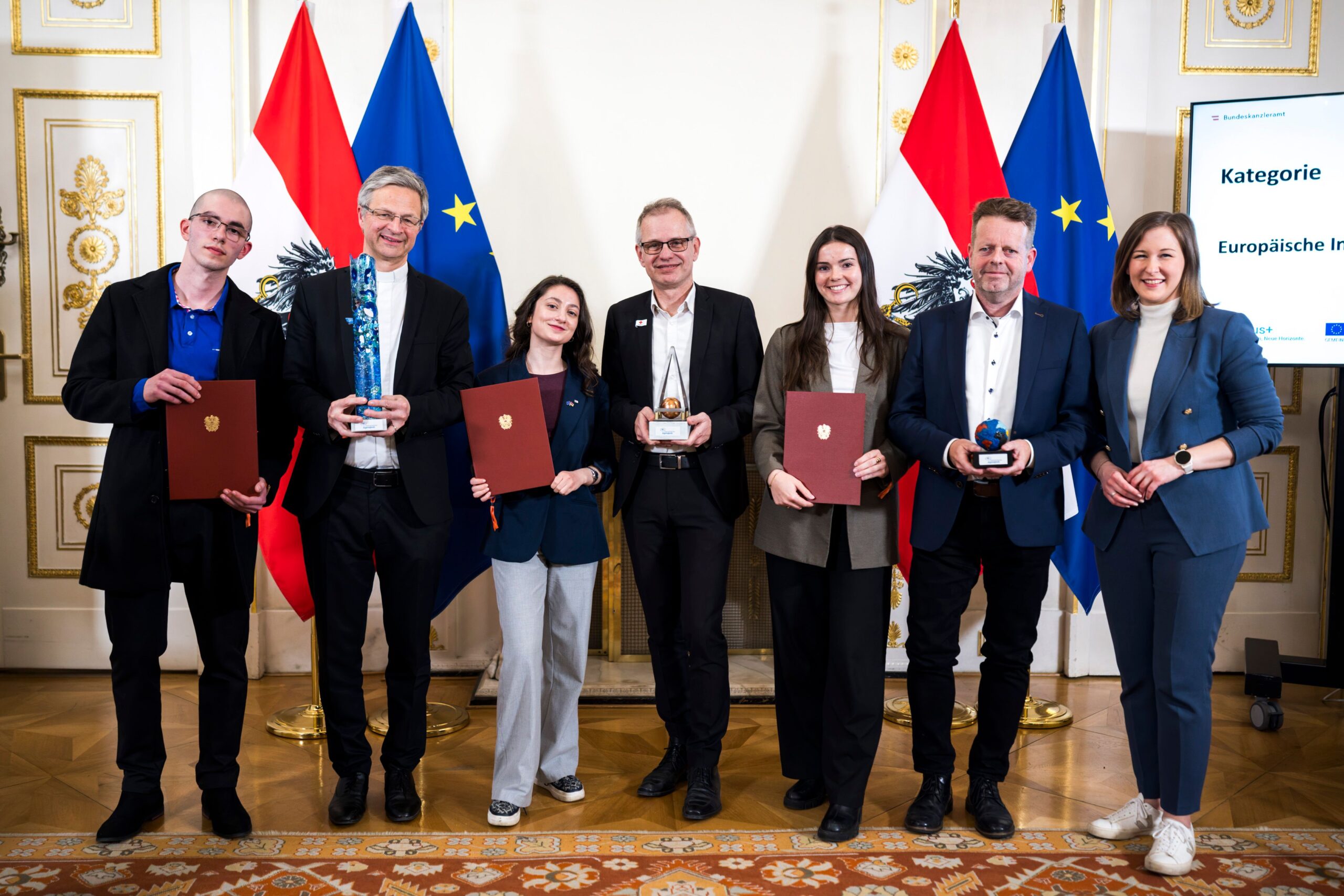 Preisträgerinnen und Preisträger der Kategorie "Europäische Initiativen" auf der Bühne.