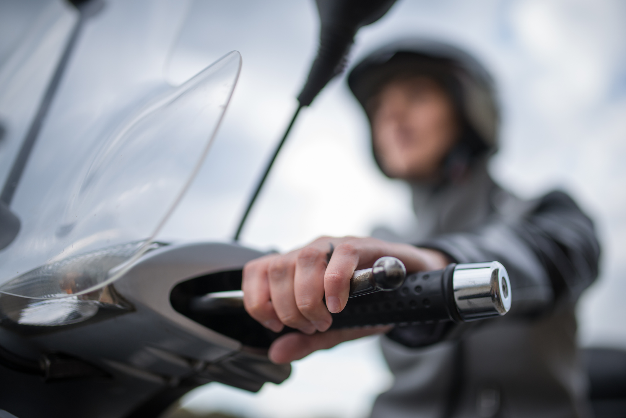 Eine junge Frau fährt mit einem E-Moped.