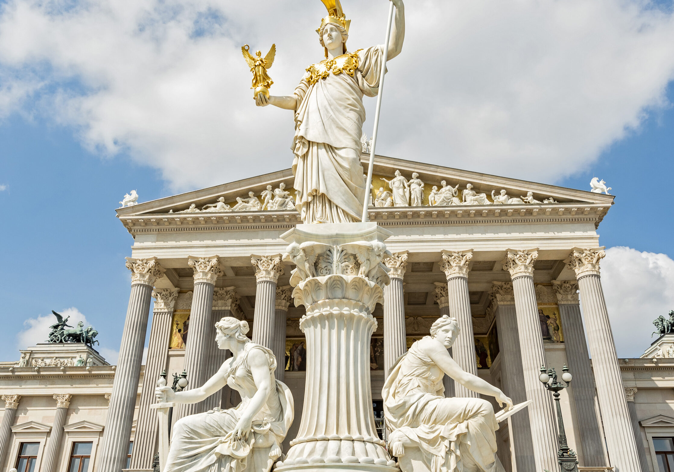 Außenaufnahme des Parlamentsgebäudes mit dem Pallas Athene Brunnen.