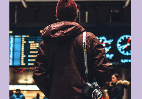 Cover der Broschüre "Einfach weg" mit Foto eines Jugendlichen von hinten am Flughafen.