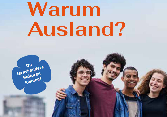 Seite der Broschüre mit der Frage "Warum Ausland" und ein paar Jugendlichen, die in die Kamera lachen.
