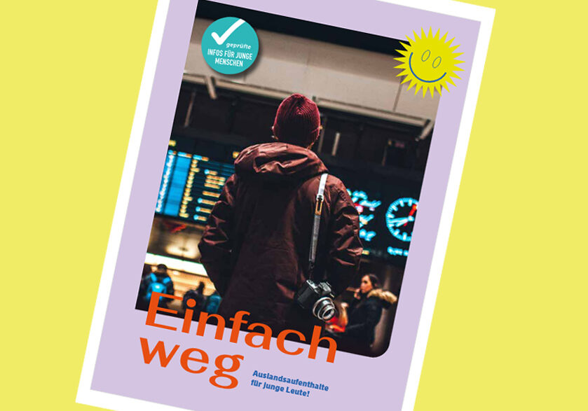 Cover der Broschüre mit Schriftzug "Einfach weg" und einem Jungen von hinten mit Rucksack.