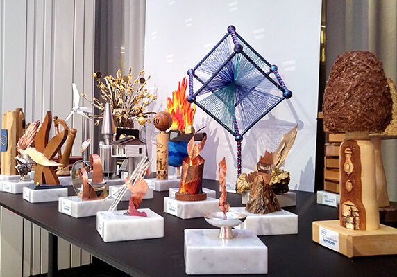 Foto der Pokale für die Gewinnerprojekte